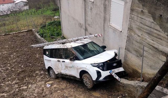 YOLDAN ÇIKAN OTOMOBİL TARLAYA GİRDİ