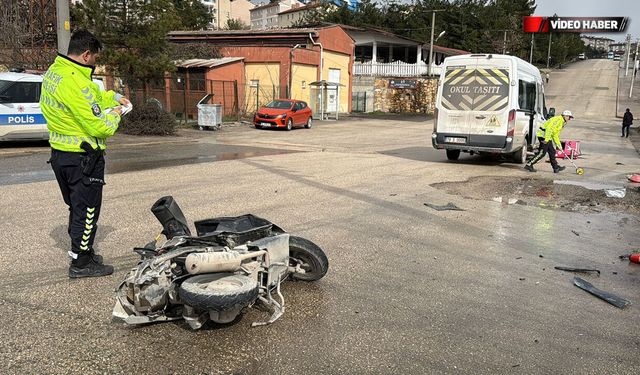 MOTOSİKLET VE MİNİBÜS ÇARPIŞTI: 1 AĞIR YARALI