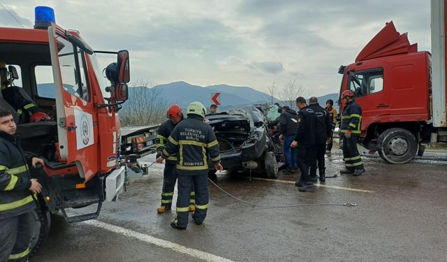 ZONGULDAK’TA OTOMOBİL KAMYONA ÇARPTI