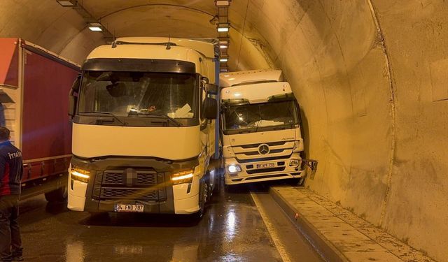 ALAPLI’DA TÜNEL İÇİNDE 2 TIR ÇARPIŞTI