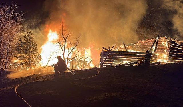 ESKİPAZAR'DA ODUNLUK VE EV YANGINI