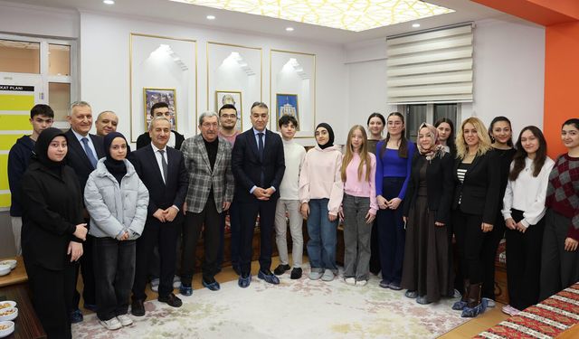 VALİ OKTAY ÇAĞATAY, MEHMET VERGİLİ FEN LİSESİ ÖĞRETMEN VE ÖĞRENCİLERİYLE İFTARDA BULUŞTU