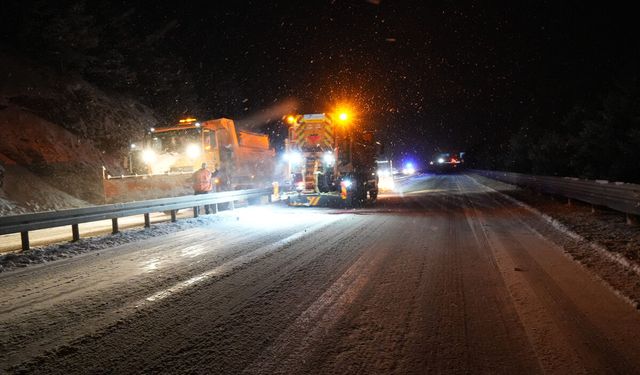 KAR YAĞIŞINA HAZIRLIKSIZ YAKALANAN SÜRÜCÜLER YOLDA KALDI