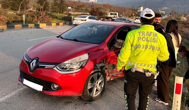 SAFRANBOLU'DA İKİ ARAÇ ÇARPIŞTI: 2 YARALI