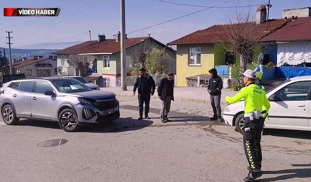 KARABÜK'TE İKİ OTOMOBİL ÇARPIŞTI: 3 YARALI