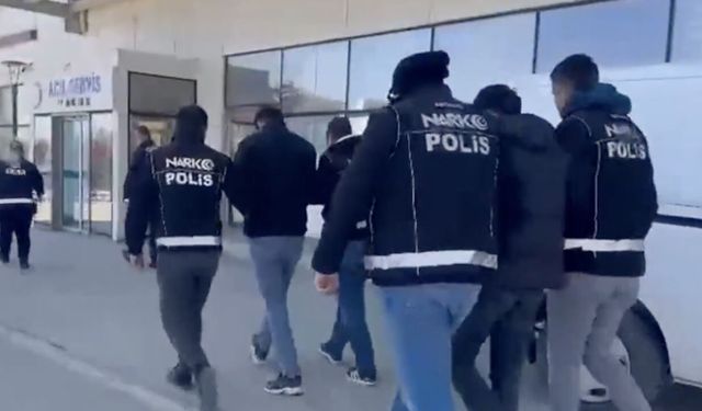 UYUŞTURUCU ÇIKAN ARAÇTAKİ 2 ŞÜPHELİ TUTUKLANDI