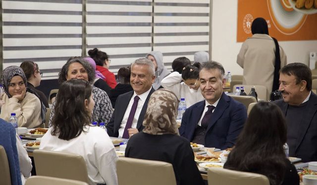 VALİ ÇAĞATAY ÖĞRENCİLERLE İFTAR SOFRASINDA BULUŞTU