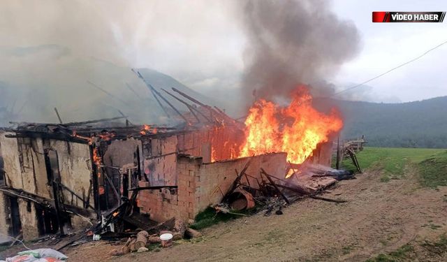 2 KATLI AHŞAP EV ALEVLERE TESLİM OLDU