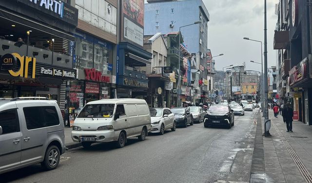 ZONGULDAK'TA KURAL TANIMAYAN SÜRÜCÜLER TRAFİĞİ FELÇ ETTİ