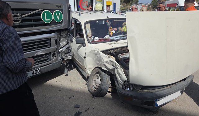 SAFRANBOLU'DA TIR VE OTOMOBİL ÇARPIŞTI