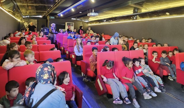 KASTAMONU'DA 300 ÖĞRENCİ "GEZEN SİNAMA TIRI" İLE FİLM İZLEDİ