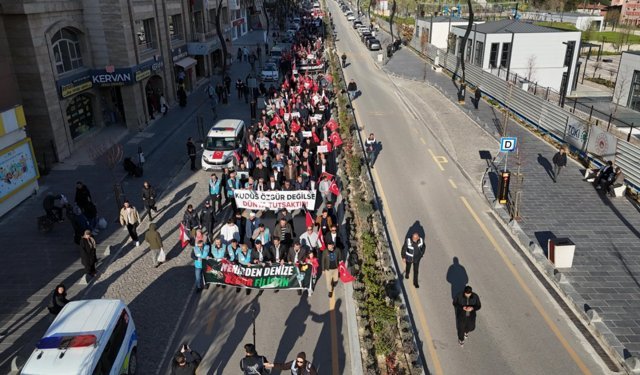 KARABÜK’TE YÜZLERCE KİŞİ GAZZE İÇİN YÜRÜDÜ