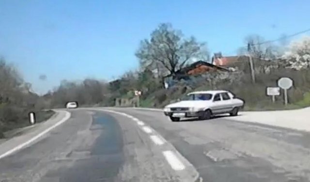 BARTIN'DA İKİ OTOMOBİL KAFA KAFAYA ÇARPIŞTI