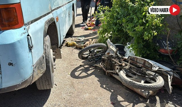 MOTOSİKLETLİ DOLMUŞUN ALTINDA KALDI