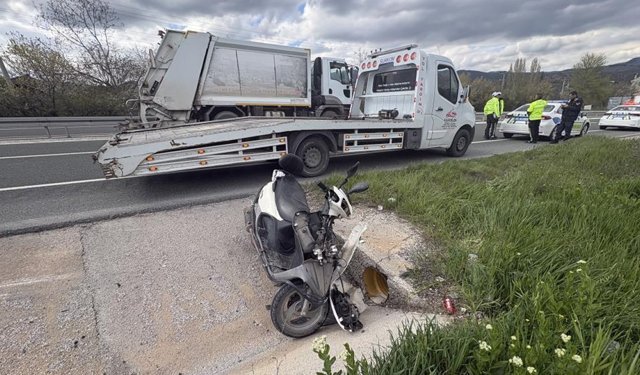 YOLDAN ÇIKAN MOTOSİKLETTEN DÜŞTÜLER: 3 YARALI