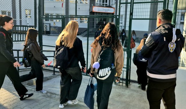 POLİS EKİPLERİ OKUL ÖNLERİNDE KUŞ UÇURTMUYOR