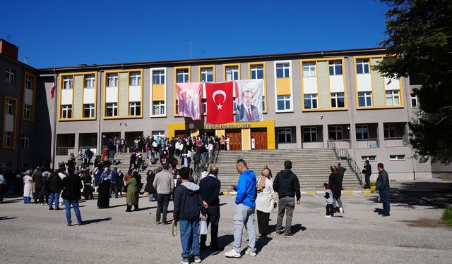 KASTAMONU'DA ÖĞRENCİLERİN BURSLULUK SINAVI HEYECANI