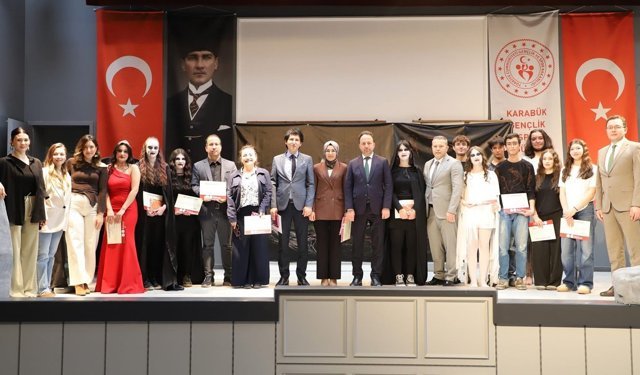 KARABÜKLÜ GENÇ TİYATROCULAR SAHNEDE