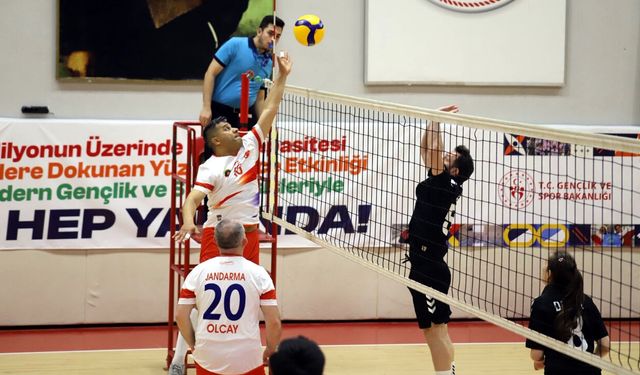 KARABÜK'TE KURUMLAR ARASI VOLEYBOL TURNUVASI BAŞLADI