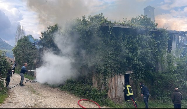 KASTAMONU2DA METRUK BİNADA YANGIN ÇIKTI