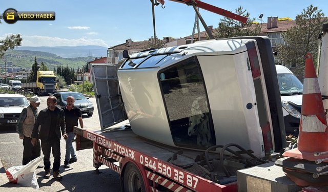 SÜRÜCÜSÜNÜN KONTROLÜNDEN ÇIKAN OTOMOBİL DEVRİLDİ