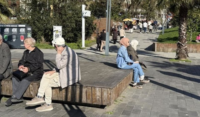 HAVALARIN ISINMASIYLA ZONGULDAK SAHİLİ HAREKETLENDİ