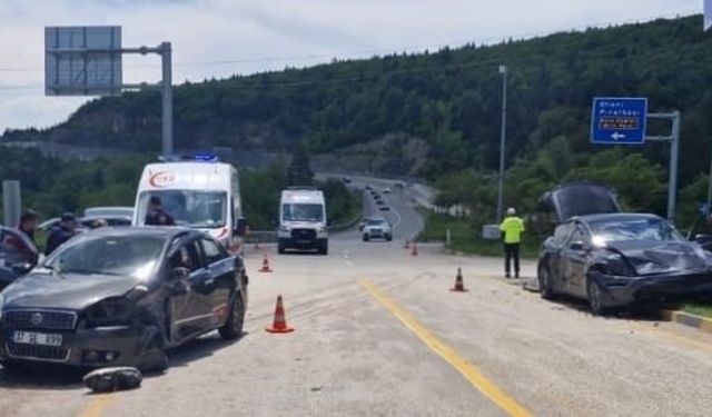 KAVŞAKTA ÇARPIŞAN ARAÇLAR HURDAYA DÖNDÜ