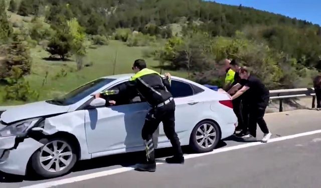 POLİSLER KAZA SONRASI ARACI KENARA İTEREK TRAFİĞİ RAHATLATTI