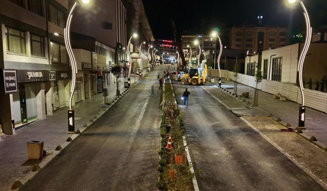 KARABÜK'TE CADDELER GECE MESAİYLE YENİLENİYOR