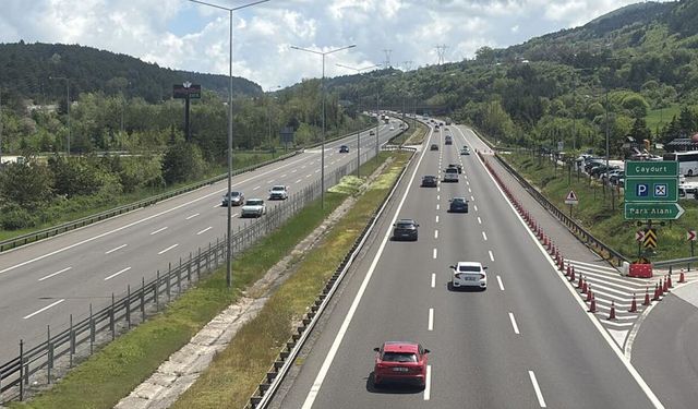 BOLU GEÇİŞİNDE TRAFİK AKICI İLERLİYOR