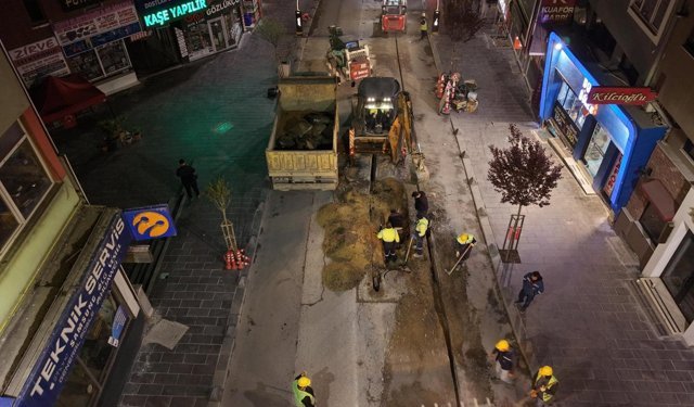 KARABÜK’TE ALTYAPI ÇALIŞMALARI GECE MESAİSİYLE SÜRÜYOR