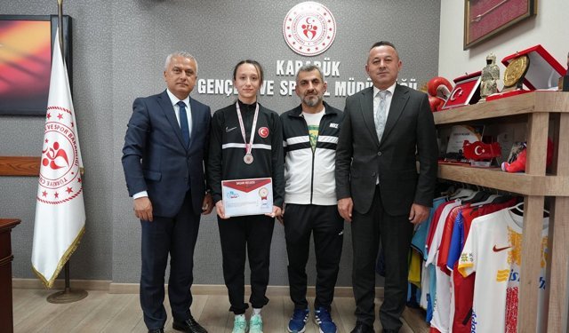 KARABÜKLÜ ZEYNEP GÜREŞTE TÜRKİYE İKİNCİSİ OLDU