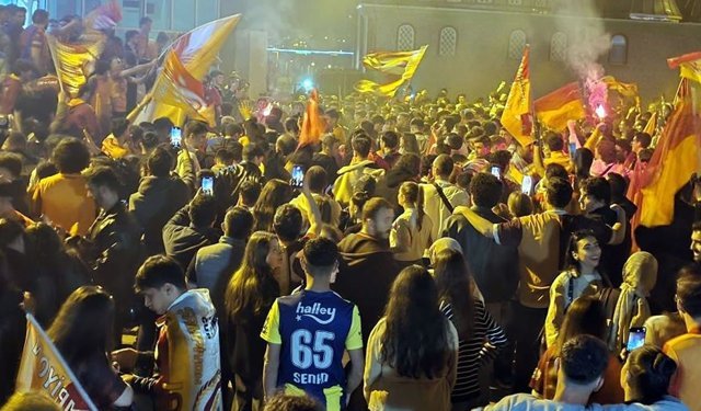 FENERBAHÇELİ TARAFTARLAR ŞAMPİYONLARI YALNIZ BIRAKMADI