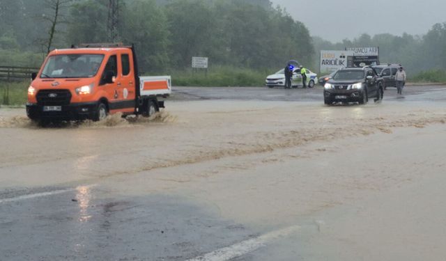 BARTINDA IRMAK TAŞTI KARA YOLUNU SU BASTI