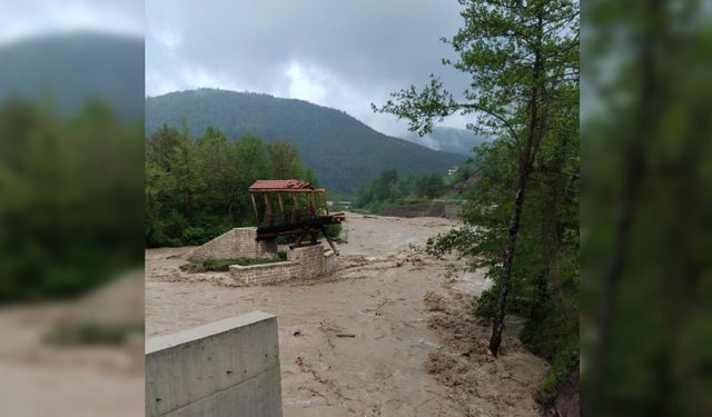 KASTAMONU'DA YÜRÜYÜŞ KÖPRÜSÜ SELE KAPILDI