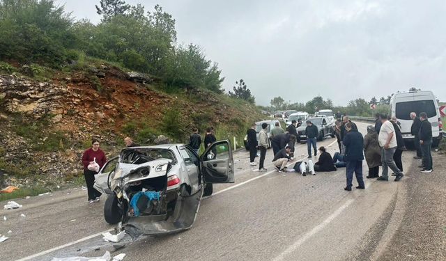 OTOMOBİL İLE SERVİS OTOBÜSÜ ÇARPIŞTI: 6 YARALI