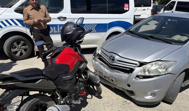 KASTAMONU'DA MOTOSİKLET VE OTOMOBİL ÇARPIŞTI