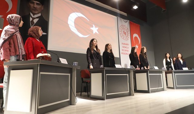 KARABÜK’TE MÜNAZARA HEYECANI: GENÇLER FİKİRLERİYLE YARIŞTI