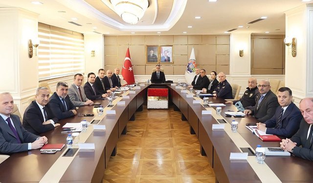 KARABÜK'TE OKUL VE ÇEVRESİ GÜVENLİK TEDBİRLERİ TOPLANTISI YAPILDI