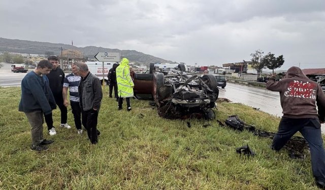 REFÜJE ÇARPIP TAKLA ATTI: 4 YARALI