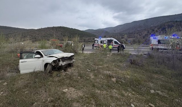 KASTAMONU'DA OTOMOBİL SU KANALINA DÜŞTÜ: 4 YARALI