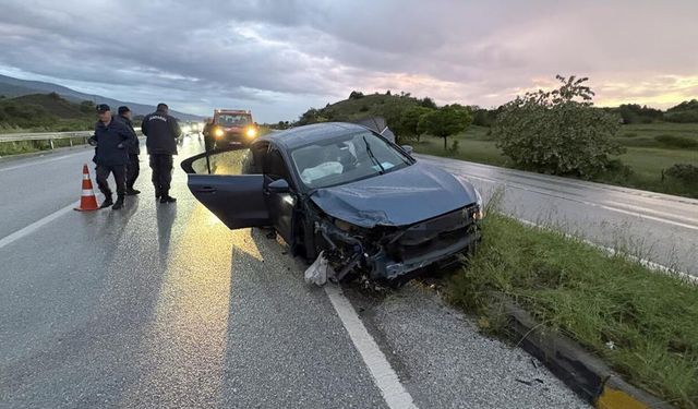 TEKERİ KOPAN OTOMOBİL REFÜJE ÇARPTI