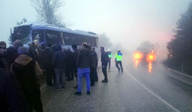 BOLU'DA YOLCU MİDİBÜSÜ VE YAKIT TIRI ÇARPIŞTI