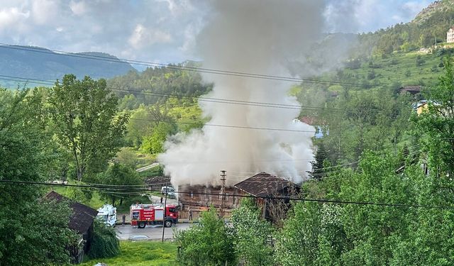 250 YILLIK TARİHİ KONAKTA YANGIN ÇIKTI