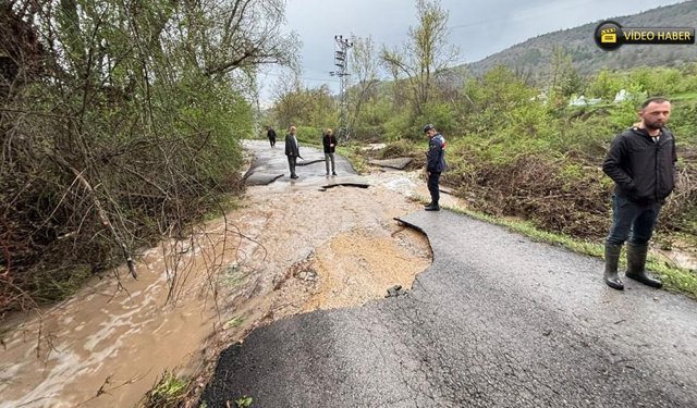 KARABÜKTE SAĞANAK FELAKETİ: 3 KİŞİ MAHSUR KALDI