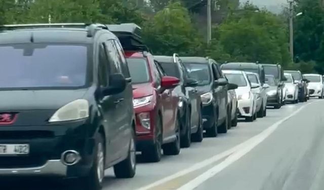 ALTERNATİF YOLLARDA DA UZUN ARAÇ KUYRUKLARI OLUŞTU