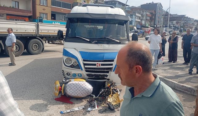 ALAPLI’DA MİNİBÜS MOTOSİKLETE ÇARPTI