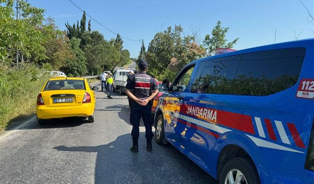 ALAPLI'DA FRENİ BOŞALAN KAMYONET TARIM ARACINA ÇARPTI