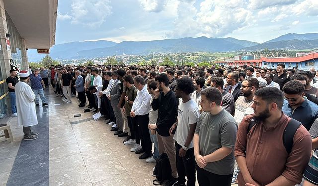 KAZADA ÖLEN ÜRDÜNLÜ ÖĞRENCİLER İÇİN GIYABİ CENAZE NAMAZI