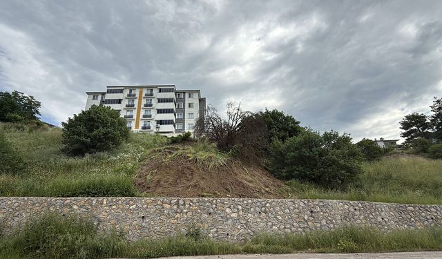 BEŞBİNEVLER MAHALLESİ'NDE KORKUTAN HEYELAN